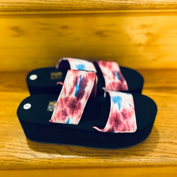 NWOT- Urban Outfitters Tie Dye platform sandal - Picture 3 of 7